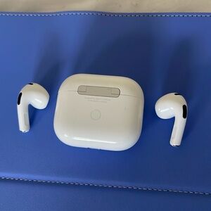 Apple EarPods work great no scratch very clean.